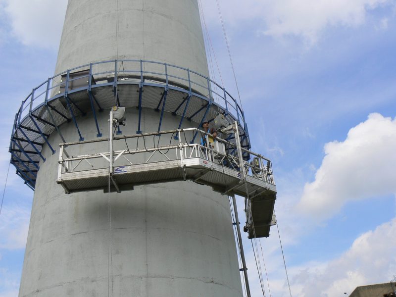 Hangbrug met hoeken voor beton renovatie aan industrie toren