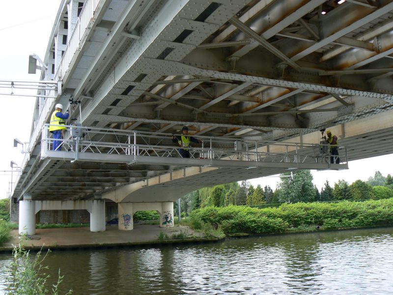 hangbrug,Sky Climber,maatwerk,inspectie, spoorwegbrug-nacelle suspendue,sur mesure,inspection,pont ferroviaire